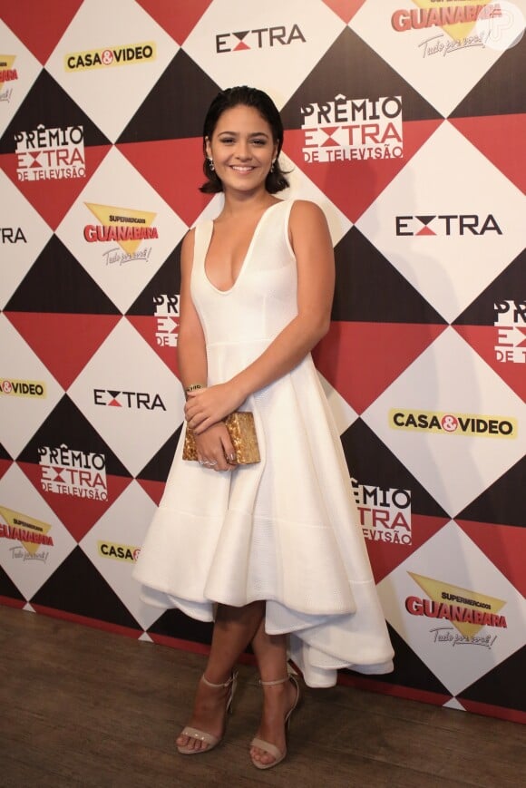 Giullia Buscacio aposta em vestido branco mullet com decote para o Prêmio Extra de TV, nesta terça-feira, 29 de novembro de 2016