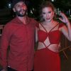 Maíra Charken posa com o namorado, Renato Antunes, e usa vestido vermelho Martur com recortes no Prêmio Extra de TV, nesta terça-feira, 29 de novembro de 2016