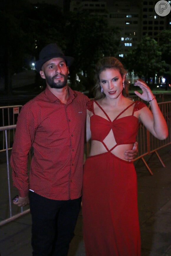 Maíra Charken posa com o namorado, Renato Antunes, e usa vestido vermelho Martur com recortes no Prêmio Extra de TV, nesta terça-feira, 29 de novembro de 2016