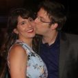 Fábio Porchat beija a namorada, Nataly Mega, ao chegar no Prêmio Extra de Televisão, em 29 de novembro de 2016