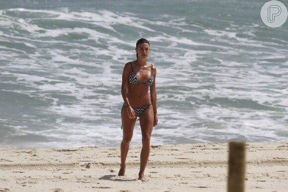 Thaila Ayala curtiu praia da Barra da Tijuca nesta terça-feira, no dia 7 de janeiro de 2013