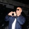 Vin Diesel posa para as fotos fazendo coraçãozinho para os fãs