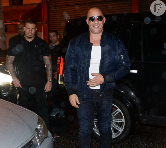 Vin Diesel fez questão de cumprimentar os fotógrafos e a imprensa que estava o aguardando na porta da balada, em São Paulo