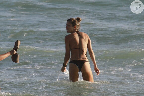 A atriz Grazi Massafera exibiu seu corpo escultural na praia da Barra da Tijuca, Zona Oeste do Rio de Janeiro, nesta quarta-feira, 8 de janeiro de 2014