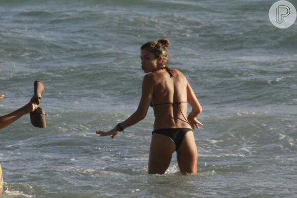 A atriz Grazi Massafera exibiu seu corpo em forma na praia da Barra da Tijuca, Zona Oeste do Rio, nesta quarta-feira, 8 de janeiro de 2014