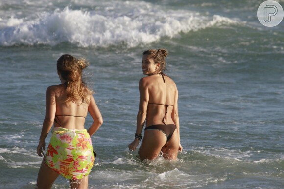 Grazi Massafera exibiu seu corpo em forma na praia da Barra da Tijuca, Zona Oeste do Rio, nesta quarta-feira, 8 de janeiro de 2014