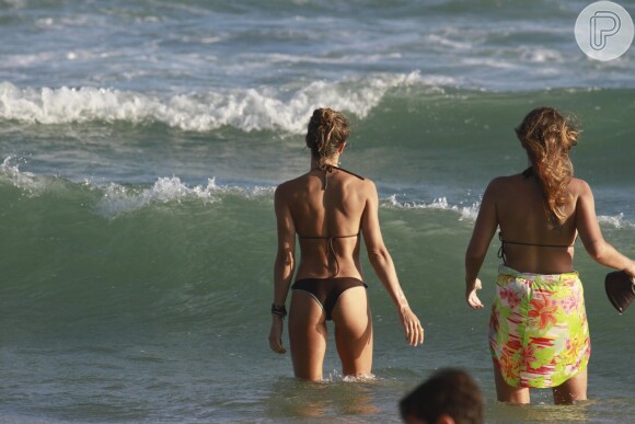 Grazi Massafera, ex-mulher de Cauã Reymond, curtiu a praia da Barra da Tijuca, Zona Oeste do Rio, nesta quarta-feira, 8 de janeiro de 2014