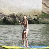 Grazi Massafera, ex-mulher de Cauã Reymond, praticou stand up paddle na praia da Barra da Tijuca, Zona Oeste do Rio, nesta quarta-feira, 8 de janeiro de 2014