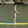 Grazi Massafera curtiu a tarde desta quarta-feira, 8 de janeiro de 2014, praticando stand up paddle na praia da Barra da Tijuca, Zona Oeste do Rio de Janeiro