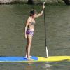 Grazi Massafera, ex-mulher de Cauã Reymond, praticou stand up paddle na praia da Barra da Tijuca, Zona Oeste do Rio, nesta quarta-feira, 8 de janeiro de 2014