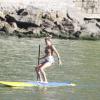 Grazi Massafera, ex-mulher de Cauã Reymond, caiu ao praticar stand up paddle na praia da Barra da Tijuca, Zona Oeste do Rio, nesta quarta-feira, 8 de janeiro de 2014