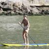 Grazi Massafera curtiu a tarde desta quarta-feira, 8 de janeiro de 2014, praticando stand up paddle na praia da Barra da Tijuca, Zona Oeste do Rio de Janeiro