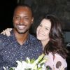 Thiaguinho e a mulher, Fernanda Souza, levaram flores para a aniversariante