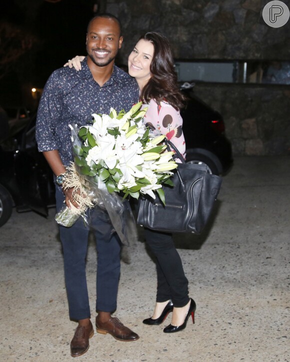 Thiaguinho e a mulher, Fernanda Souza, levaram flores para a aniversariante