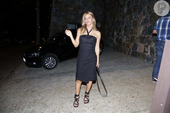 Carolina Dieckmann chega à festa de aniversário de 43 anos de Angélica, na casa da apresentadora, no Rio, nesta quarta-feira, 30 de novembro de 2016