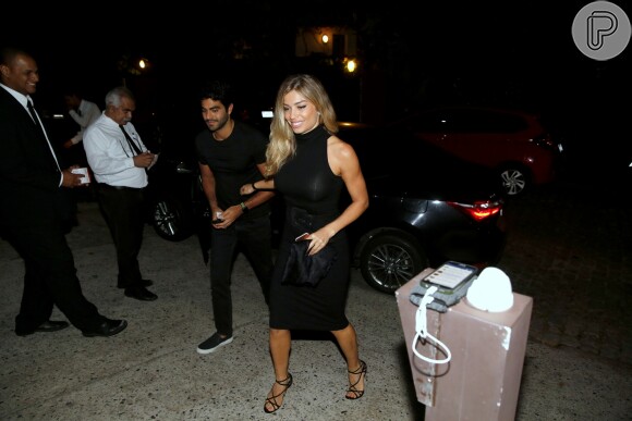 Grazi Massafera e o namorado, Patrick Bulus, vão à festa de aniversário de 43 anos de Angélica, na casa da apresentadora, no Rio, nesta quarta-feira, 30 de novembro de 2016