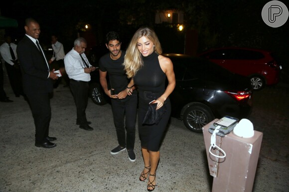 Grazi Massafera e o namorado, Patrick Bulus, vão à festa de aniversário de 43 anos de Angélica, na casa da apresentadora, no Rio, nesta quarta-feira, 30 de novembro de 2016