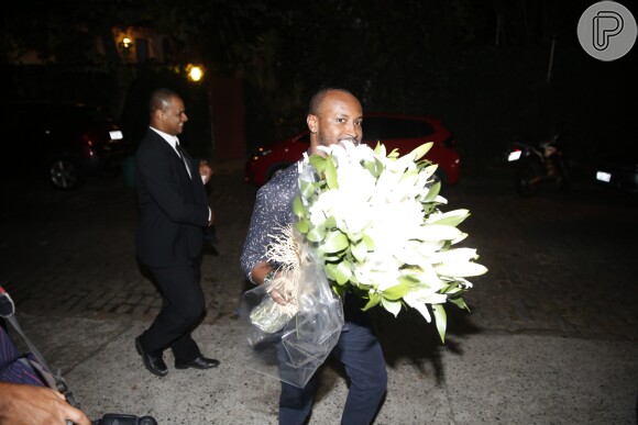 Thiaguinho e Fernanda Souza levaram flores para Angélica no aniversário de 43 anos da apresentadora, nesta quarta-feira, 30 de novembro de 2016