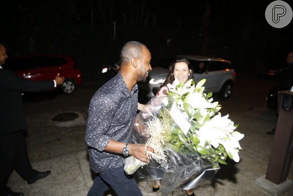 Thiaguinho e Fernanda Souza levaram flores para Angélica no aniversário de 43 anos da apresentadora, nesta quarta-feira, 30 de novembro de 2016