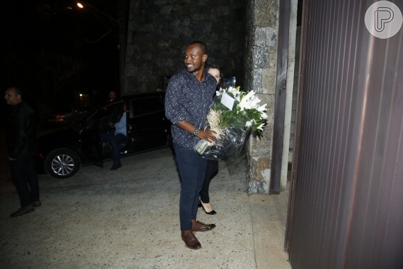 Thiaguinho e Fernanda Souza levaram flores para Angélica no aniversário de 43 anos da apresentadora, nesta quarta-feira, 30 de novembro de 2016