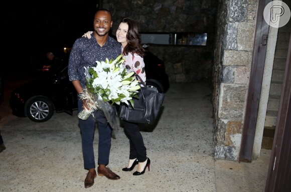 Thiaguinho e Fernanda Souza levaram flores para Angélica no aniversário de 43 anos da apresentadora, nesta quarta-feira, 30 de novembro de 2016