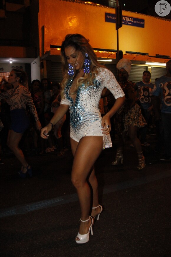 Lexa se jogou no samba durante ensaio de rua da Vila Isabel, na noite desta quarta-feira, 30 de novembro de 2016