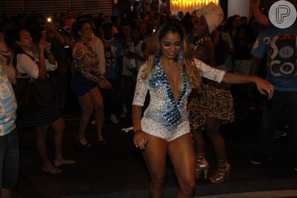 Lexa se jogou no samba durante ensaio de rua da Vila Isabel, na noite desta quarta-feira, 30 de novembro de 2016