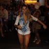 Lexa se jogou no samba durante ensaio de rua da Vila Isabel, na noite desta quarta-feira, 30 de novembro de 2016