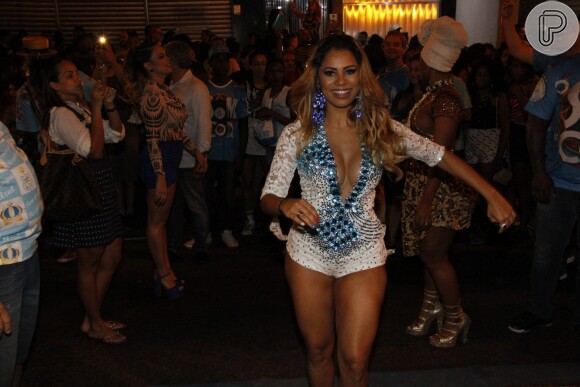 Lexa se jogou no samba durante ensaio de rua da Vila Isabel, na noite desta quarta-feira, 30 de novembro de 2016