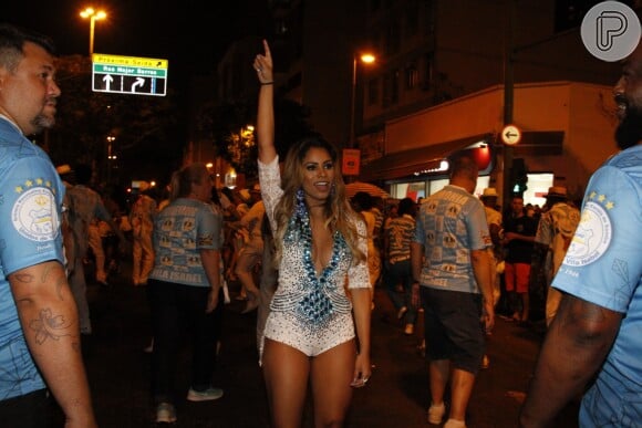 Lexa se jogou no samba durante ensaio de rua da Vila Isabel, na noite desta quarta-feira, 30 de novembro de 2016