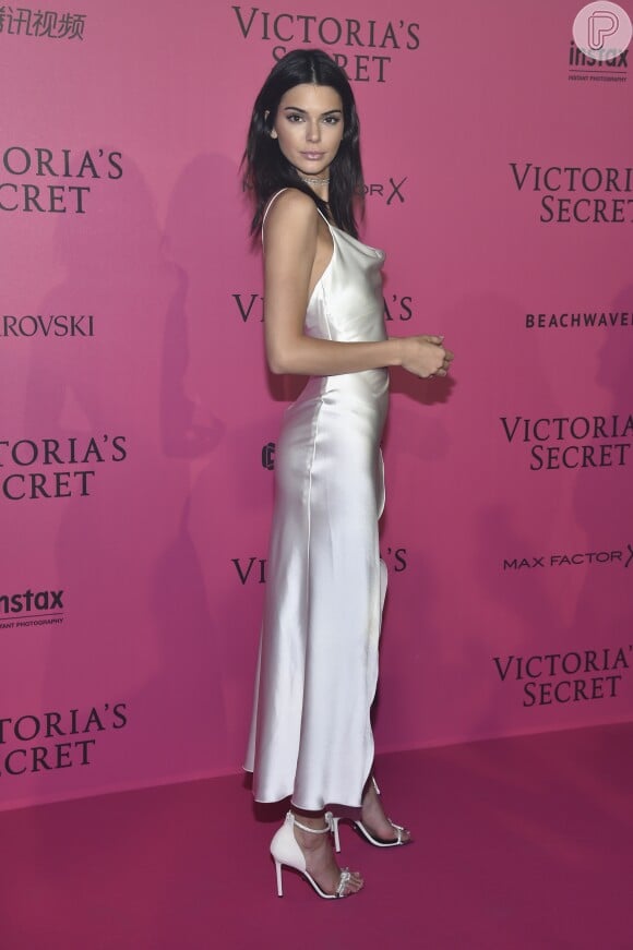 Kendall Jenner mostra boa forma com vestido de seda Camilla and Marc na festa pós-desfile da Victoria's Secret, em Paris, nesta quarta-feira, 30 de novembro de 2016