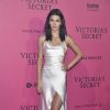 Kendall Jenner apostou em vestido de seda Camilla and Marc, com fenda para ir à festa que aconteceu após o desfile da Victoria's Secret, em Paris