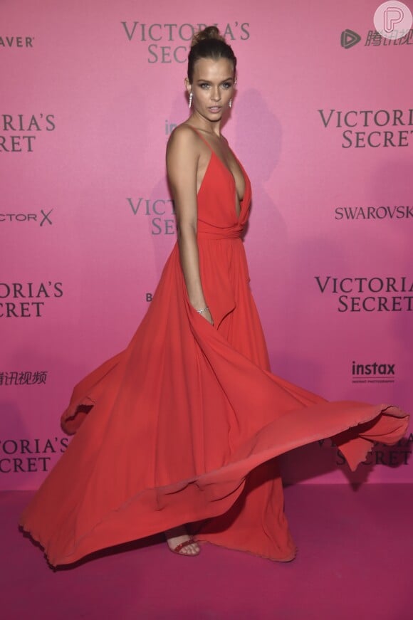 Josephine Skriver aposta em vestido vermelho Michael Costello na festa que aconteceu após o desfile da Victoria's Secret, em Paris, nesta quarta-feira, 30 de novembro de 2016