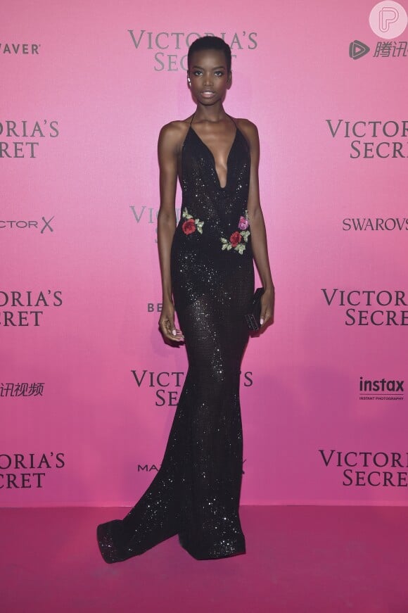 Angolana Maria Borges usa vestido do estilista Michael Costello na festa que aconteceu após o desfile da Victoria's Secret, em Paris, nesta quarta-feira, 30 de novembro de 2016