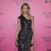 Romee Strijd usou vestido assimétrico preto na festa que aconteceu após o desfile da Victoria's Secret, em Paris, nesta quarta-feira, 30 de novembro de 2016