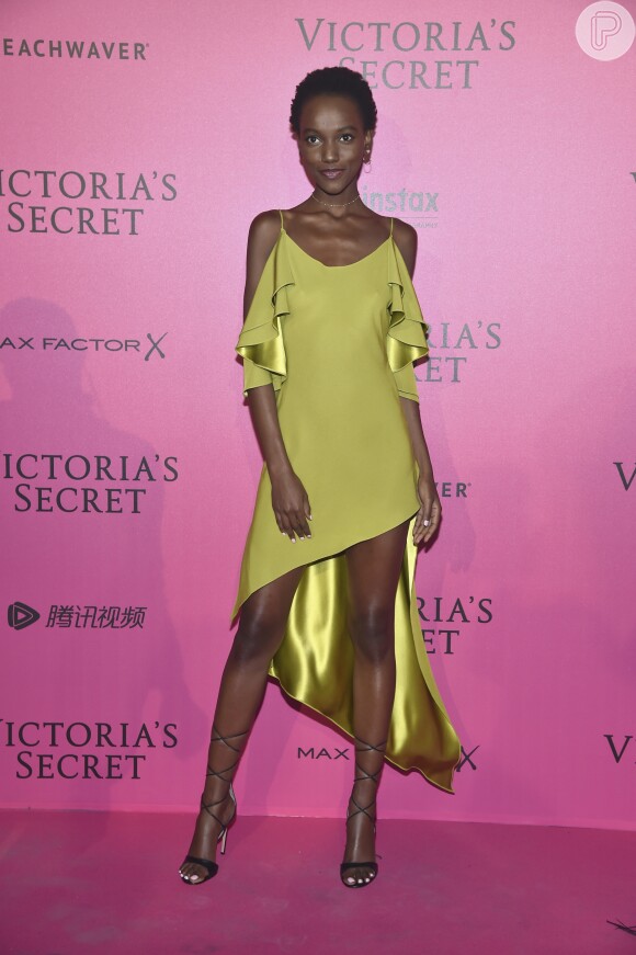 Herieth Paul usou vestido verde assimétrico na festa que aconteceu após o desfile da Victoria's Secret, em Paris, nesta quarta-feira, 30 de novembro de 2016