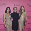Gigi Hadid e Bella Hadid posam com a mãe, Yolanda Hadid, de Azzedine Alaïa, na festa da Victoria's Secret. Gigi escolheu look assimétrico Atelier Versace, com decote diagonal e tecido brilhoso