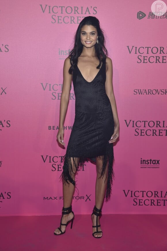 Brasileira Daniela Braga escolheu vestido preto com franjas para ir à festa pós-desfile da Victoria's Secret, em Paris