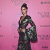 Taylor Hill aposta em vestido com transparência na festa que aconteceu após o desfile da Victoria's Secret, em Paris, nesta quarta-feira, 30 de novembro de 2016