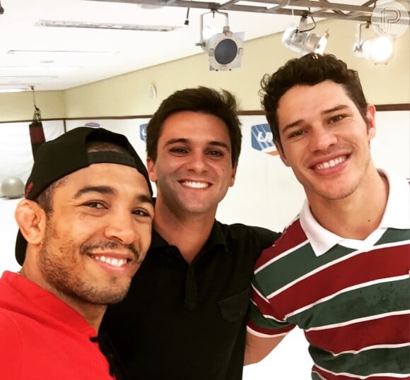 O repórter Guilherme Marques, vítima do acidente aéreo na Colômbia, em selfie com José Loreto e José Aldo nos bastidores de uma reportagem em junho de 2016