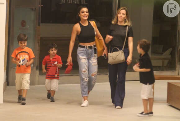 Juliana Paes passeou com os filhos no shopping Fashion Mall, em São Conrado, na Zona Sul do Rio