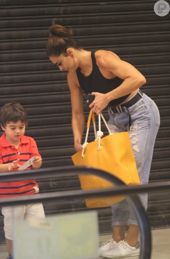 Juliana Paes exibiu os braços musculosos em passeio com os filhos no shopping Fashion Mall, em São Conrado, na Zona Sul do Rio, nesta quinta-feira, 1° de dezembro de 2016