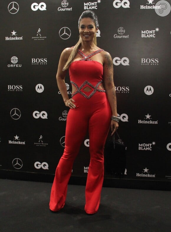 Milena Nogueira, mulher de Diogo Nogueira, optou pelo look vermelho para ir ao evento