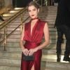 Isabella Santoni escolheu o look vermelho Carolina Herrera para ir ao prêmio 'GQ Men of the Year', no Copacabana Palace, em 1º de dezembro de 2016