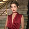 Isabella Santoni apostou no vestido vermelho da grife Carolina Herrera para ir ao prêmio 'GQ Men of the Year'