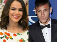 Bruna Marquezine acompanha Neymar em treino do Barcelona e é tietada. Foto!