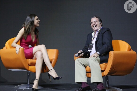Monica Iozzi se diverte ao apresentar a série 'Vade Retro' com Tony Ramos
