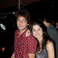 Humberto Carrão e a namorada, Chandelly Braz, curtem show do Araketu. Fotos!