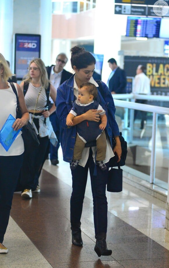 Sophie Charlotte e Otto, de 8 meses, foram clicados dias atrás em aeroporto