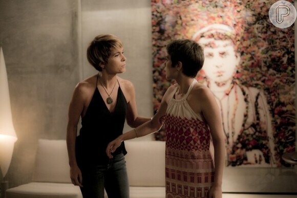 Letícia (Isabella Santoni) chegou a levar uma bofetada de Helô (Claudia Abreu), que declarou que não tem mais filha, na novela 'A Lei do Amor'